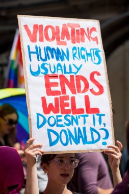 Londra, İngiltere. 13 Temmuz 2018. # Gürültülü Kadın Yürüyüşü 'nün Donald Trump karşıtı protesto gösterisinde kampanya afişleri ve pankartlarını tutan protestocu, İngiltere' nin orta kesiminde protesto gösterisi düzenledi..