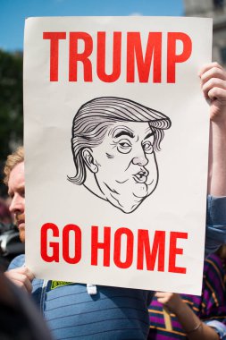 Londra, İngiltere. 13 Temmuz 2018. # Gürültülü Kadın Yürüyüşü 'nün Donald Trump karşıtı protesto gösterisinde kampanya afişleri ve pankartlarını tutan protestocu, İngiltere' nin orta kesiminde protesto gösterisi düzenledi..