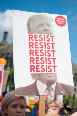 Londra, İngiltere. 13 Temmuz 2018. # Gürültülü Kadın Yürüyüşü 'nün Donald Trump karşıtı protesto gösterisinde kampanya afişleri ve pankartlarını tutan protestocu, İngiltere' nin orta kesiminde protesto gösterisi düzenledi..