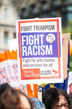 Londra, İngiltere. 13 Temmuz 2018. # Gürültülü Kadın Yürüyüşü 'nün Donald Trump karşıtı protesto gösterisinde kampanya afişleri ve pankartlarını tutan protestocu, İngiltere' nin orta kesiminde protesto gösterisi düzenledi..