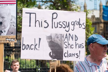 Londra, İngiltere. 13 Temmuz 2018. # Gürültülü Kadın Yürüyüşü 'nün Donald Trump karşıtı protesto gösterisinde kampanya afişleri ve pankartlarını tutan protestocu, İngiltere' nin orta kesiminde protesto gösterisi düzenledi..
