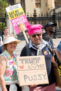 Londra, İngiltere. 13 Temmuz 2018. # Gürültülü Kadın Yürüyüşü 'nün Donald Trump karşıtı protesto gösterisinde kampanya afişleri ve pankartlarını tutan protestocu, İngiltere' nin orta kesiminde protesto gösterisi düzenledi..