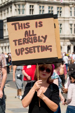 Londra, İngiltere. 13 Temmuz 2018. # Gürültülü Kadın Yürüyüşü 'nün Donald Trump karşıtı protesto gösterisinde kampanya afişleri ve pankartlarını tutan protestocu, İngiltere' nin orta kesiminde protesto gösterisi düzenledi..
