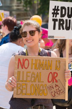 Londra, İngiltere. 13 Temmuz 2018. # Gürültülü Kadın Yürüyüşü 'nün Donald Trump karşıtı protesto gösterisinde kampanya afişleri ve pankartlarını tutan protestocu, İngiltere' nin orta kesiminde protesto gösterisi düzenledi..