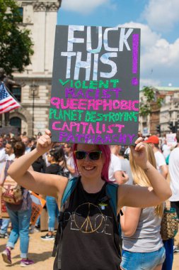 Londra, İngiltere. 13 Temmuz 2018. # Gürültülü Kadın Yürüyüşü 'nün Donald Trump karşıtı protesto gösterisinde kampanya afişleri ve pankartlarını tutan protestocu, İngiltere' nin orta kesiminde protesto gösterisi düzenledi..