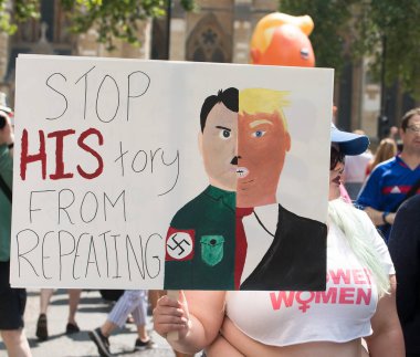 Londra, İngiltere. 13 Temmuz 2018. # Gürültülü Kadın Yürüyüşü 'nün Donald Trump karşıtı protesto gösterisinde kampanya afişleri ve pankartlarını tutan protestocu, İngiltere' nin orta kesiminde protesto gösterisi düzenledi..