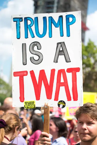 Londra, İngiltere. 13 Temmuz 2018. # Gürültülü Kadın Yürüyüşü 'nün Donald Trump karşıtı protesto gösterisinde kampanya afişleri ve pankartlarını tutan protestocu, İngiltere' nin orta kesiminde protesto gösterisi düzenledi..