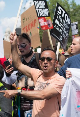 Londra, İngiltere. 13 Temmuz 2018. # Gürültülü Kadın Yürüyüşü 'nün Donald Trump karşıtı protesto gösterisinde, # Londra' nın orta kesiminde kampanya afişleri ve pankartlarını tutan protestocular.