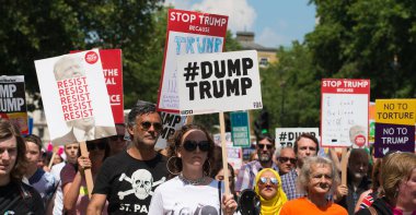 Londra, İngiltere. 13 Temmuz 2018. # Gürültülü Kadın Yürüyüşü 'nün Donald Trump karşıtı protesto gösterisinde, # Londra' nın orta kesiminde kampanya afişleri ve pankartlarını tutan protestocular.