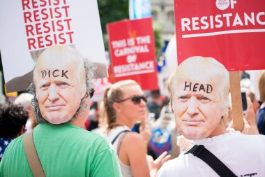 Londra, İngiltere. 13 Temmuz 2018. # Gürültülü Kadın Yürüyüşü 'nün Donald Trump karşıtı protesto gösterisinde, # Londra' nın orta kesiminde kampanya afişleri ve pankartlarını tutan protestocular.