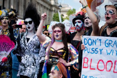 Londra, İngiltere. 13 Temmuz 2018. # Gürültülü Kadın Yürüyüşü 'nün Donald Trump karşıtı protesto gösterisinde, # Londra' nın orta kesiminde kampanya afişleri ve pankartlarını tutan protestocular.