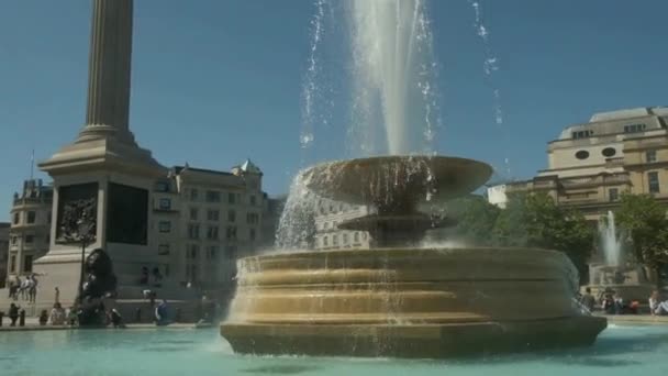 英国伦敦特拉法加广场 2022年5月14日 在一个阳光明媚的夏日里 伦敦特拉法加广场的喷泉和纳尔逊圆柱的宁静 慢镜头映衬着人们 — 图库视频影像