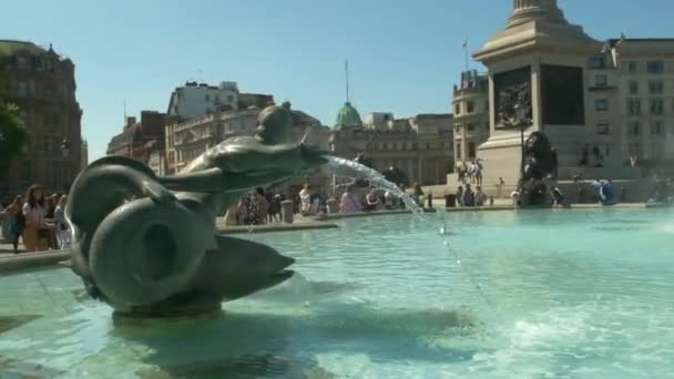 英国伦敦特拉法加广场 2022年5月14日 在一个阳光明媚的夏日里 伦敦特拉法加广场的喷泉映衬着宁静 慢镜头和向右转的景象 — 图库视频影像