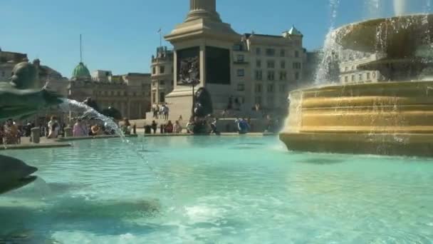 英国伦敦特拉法加广场 2022年5月14日 在伦敦特拉法加广场 在一个阳光明媚的夏日里 与人们一起欣赏着喷泉的正确景象 慢镜头不停地摇曳着 — 图库视频影像