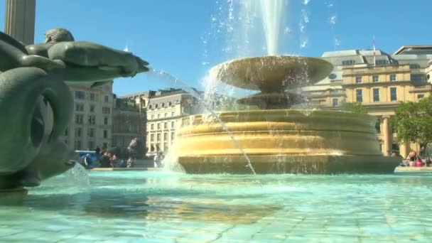 英国伦敦特拉法加广场 2022年5月14日 在一个阳光明媚的夏日里 伦敦特拉法加广场的喷泉缓缓移动 — 图库视频影像
