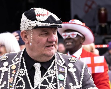 Trafalgar Meydanı, Londra, İngiltere. 24 Nisan 2024. Highgate 'in İnci Kralı Terry Scott, Londra' daki Trafalgar Meydanı 'ndaki Aziz George Günü kutlamasında eğleniyor..