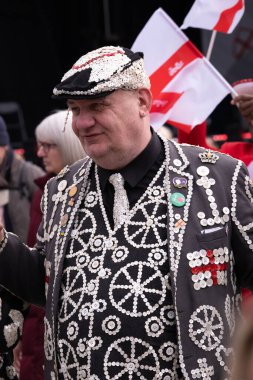 Trafalgar Meydanı, Londra, İngiltere. 24 Nisan 2024. Highgate 'in İnci Kralı Terry Scott, Londra' daki Trafalgar Meydanı 'ndaki Aziz George Günü kutlamasında eğleniyor..