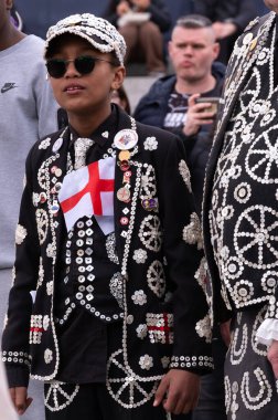 Trafalgar Meydanı, Londra, İngiltere. 24 Nisan 2024. Connor Cranston Scott Highgate 'in İnci Prensi, Londra' daki Trafalgar Meydanı 'nda düzenlenen Aziz George Günü kutlamasının tadını çıkarıyor..