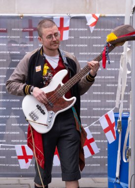 Londra, İngiltere. 21 Nisan 2024. Folkdance Remixli gitarist, Londra 'nın Trafalgar Meydanı' ndaki yıllık St. George Günü kutlamasında sahne alacak..