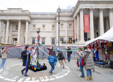 Londra, İngiltere. 21 Nisan 2024. Londra 'nın Trafalgar Meydanı' ndaki yıllık St. George Günü kutlamasında halk ve Bower Street Morris Dansçıları tarafından düzenlenen Maypole dansı..