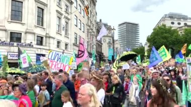 Londra, İngiltere. 22 Haziran 2024. Doğayı Yenile Protestocuları Londra 'daki gösteriyi protesto ederek, doğa ve iklim acil durumları hakkında acil siyasi eylem çağrısında bulundular.