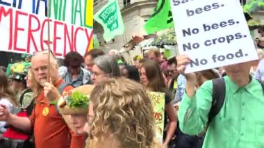 Londra, İngiltere. 22 Haziran 2024. Doğayı Yenile 'deki baş pankartın arkasındaki protestocular Londra' daki gösteriyi protesto ederek, doğa ve iklim acil durumları hakkında acil siyasi eylem çağrısında bulundular..