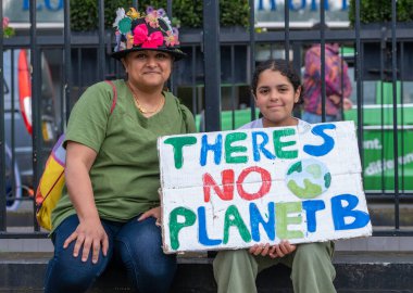 Londra, İngiltere. 22 Haziran 2024. Anne ve kız çevre protestocuları Doğayı Yenile 'de tabela tutuyorlar. Şimdi de Londra' da protesto gösterileri düzenleyerek acil siyasi eylem çağrısında bulunuyorlar..