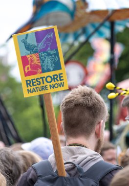Londra, İngiltere. 22 Haziran 2024. Çevre protestocusu, Londra 'da düzenlenen protesto gösterisinde, doğa ve iklim acil durumları hakkında acil siyasi eylem çağrısında bulundu..