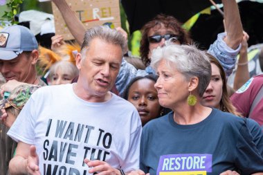 Londra, İngiltere. 22 Haziran 2024. Emma Thompson ve Natüralist Chris Packham Londra 'da Nature Now' ı Yenile gösterisinde, acil siyasi eylem çağrısında bulundular..