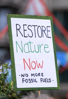 Londra, İngiltere. 22 Haziran 2024. Doğa 'yı Yenile' deki protesto tabelaları ve pankartları Londra 'daki gösteriyi protesto ederek, doğa ve iklim acil durumları hakkında acil siyasi eylem çağrısında bulundu..