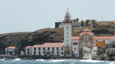 Candelaria, Tenerife. 6 Ağustos 2024. Basilica de Nuestra Senora de la Candelaria saat kulesiyle Tenerife adasının doğu yakasındaki Candelaria kıyı şehrinde..