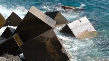 Tenerife 'deki Los Cristianos limanında, beton bloklara vuran gelgit dalgaları.
