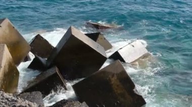 Tenerife 'deki Los Cristianos limanında, beton bloklara vuran gelgit dalgaları.