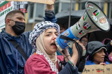 Londra, İngiltere. 6 Temmuz 2024. Filistin Ulusal Yürüyüşü 'nün Pro Filistin destekçileri Londra' da hükümetin soykırıma son vermesini, İsrail 'i silahlandırmayı ve Filistin için Adalet' i durdurmasını talep ettiler..
