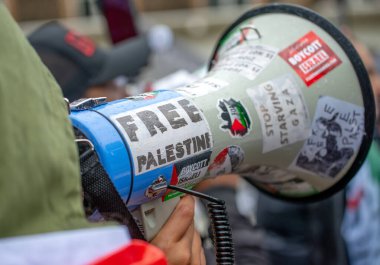 Londra, İngiltere. 6 Temmuz 2024. Filistin Ulusal Yürüyüşü 'nde megafon kullanan protestocu, Londra' da hükümetin soykırıma son vermesini, İsrail 'i silahlandırmayı ve Filistin için Adalet' i durdurmasını talep ediyor..