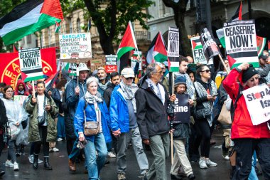 Londra, İngiltere. 6 Temmuz 2024. Filistin Ulusal Yürüyüşü 'nün Pro Filistin destekçileri Londra' da hükümetin soykırıma son vermesini, İsrail 'i silahlandırmayı ve Filistin için Adalet' i durdurmasını talep ettiler..