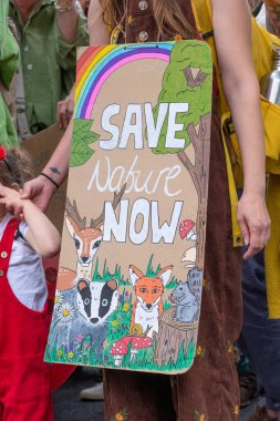 Londra, İngiltere. 22 Haziran 2024. Çevre protestocusu, Londra 'daki 