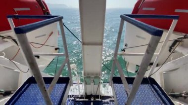 Yolcu tahliyesi için acil durum botları, bir yolcu feribotuna yerleştirilmiş durumdalar..