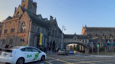 Dublin, İrlanda. 7 Eylül 2024. Dublin 'deki İsa Kilisesi Katedrali' nin geniş açılı görüntüsü, açık mavi gökyüzüne karşı, gün batımında çan kulesine altın bir parıltı veriyor..