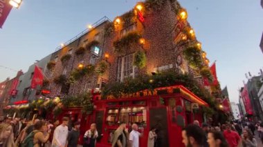 Dublin, İrlanda. 7 Eylül 2024. Efsanevi İrlanda barı The Temple Bar, Dublin 'in kalbinde yer alıyor. Hizmetiyle ünlüdür, geleneksel İrlanda müziği ve viski ve bira koleksiyonudur..