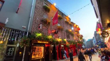 Dublin, İrlanda. 7 Eylül 2024. Efsanevi İrlanda barı The Temple Bar, Dublin 'in kalbinde yer alıyor. Hizmetiyle ünlüdür, geleneksel İrlanda müziği ve viski ve bira koleksiyonudur..