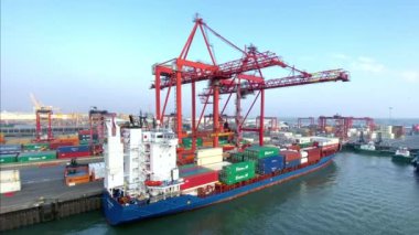 Dublin, İrlanda. 8 Eylül 2024. Geniş açı, İrlanda 'daki Dublin limanındaki Lo-Lo tesisini kullanarak ağır kargo konteynırlarını gemiden rıhtıma taşıyan vinçlerin görüntüsünü yükseltti..