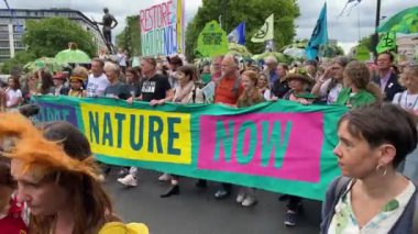 Londra, İngiltere. 22 Haziran 2024. Doğa 'yı Yenile' nin baş bayrağının arkasındaki ünlü protestocular Londra 'daki gösteriyi protesto ederek, doğa ve iklim acil durumları hakkında acil siyasi eylem çağrısında bulundular..