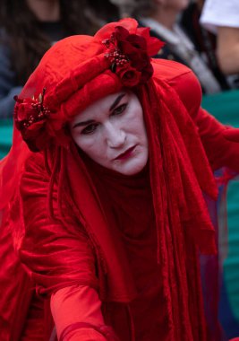 Londra, İngiltere. 22 Haziran 2024. Doğayı Yenile 'deki gösteri grubu Kızıl Tugay Londra' daki gösteriyi protesto ederek, doğa ve iklim acil durumları hakkında acil siyasi eylem çağrısında bulundu..