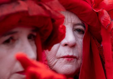 Londra, İngiltere. 22 Haziran 2024. Doğayı Yenile 'deki gösteri grubu Kızıl Tugay Londra' daki gösteriyi protesto ederek, doğa ve iklim acil durumları hakkında acil siyasi eylem çağrısında bulundu..