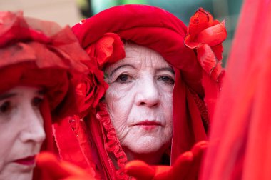 Londra, İngiltere. 22 Haziran 2024. Doğayı Yenile 'deki gösteri grubu Kızıl Tugay Londra' daki gösteriyi protesto ederek, doğa ve iklim acil durumları hakkında acil siyasi eylem çağrısında bulundu..