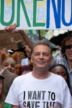 Londra, İngiltere. 22 Haziran 2024. Çevreci Chris Packham Londra 'da doğa ve iklim acil durumları hakkında acil hükümet çağrısı yaparak protesto gösterisi düzenledi..