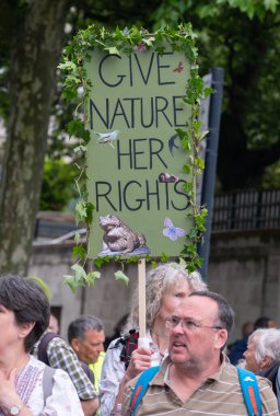Londra, İngiltere. 22 Haziran 2024. Çevre protestocusu, Londra 'daki 