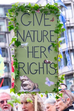 Londra, İngiltere. 22 Haziran 2024. Doğa 'yı Yenile' de görülen protesto tabelaları ve pankartları Londra 'daki gösteriyi protesto ederek, doğa ve iklim acil durumları hakkında acil siyasi eylem çağrısında bulundu..