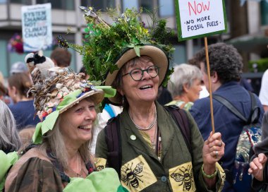 Londra, İngiltere. 22 Haziran 2024. Doğayı Yenile Protestocuları Londra 'daki gösteriyi protesto ederek, doğa ve iklim acil durumları hakkında acil siyasi eylem çağrısında bulundular.